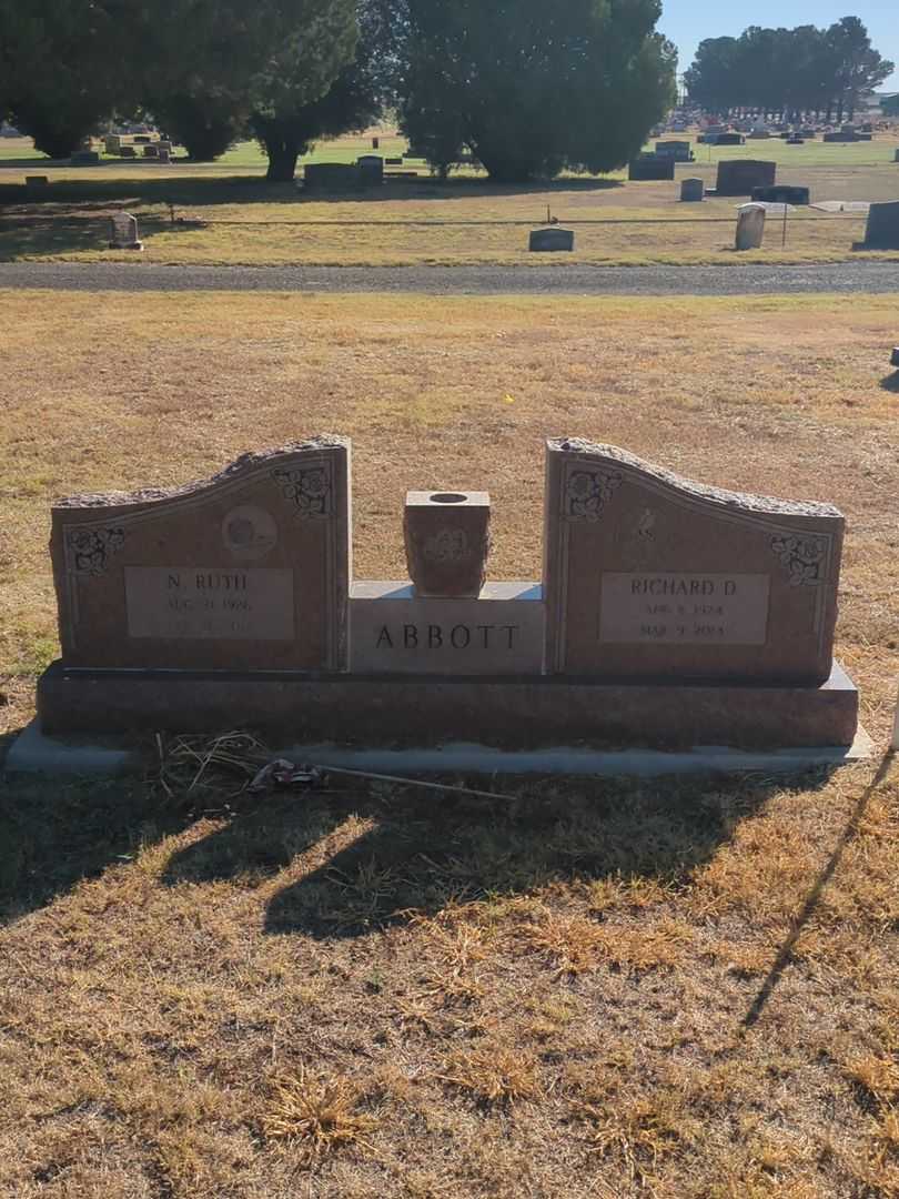 Naoma Ruth Abbott's grave. Photo 1