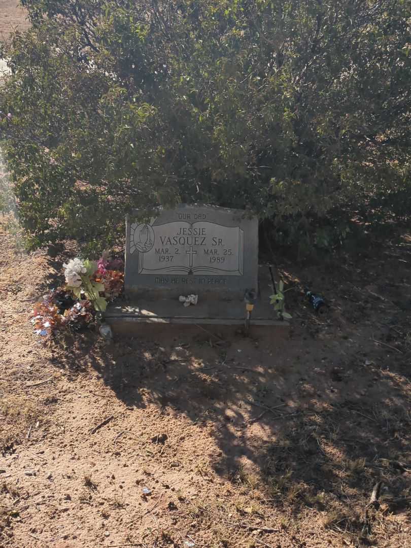 Jessie Vasquez Senior's grave. Photo 1
