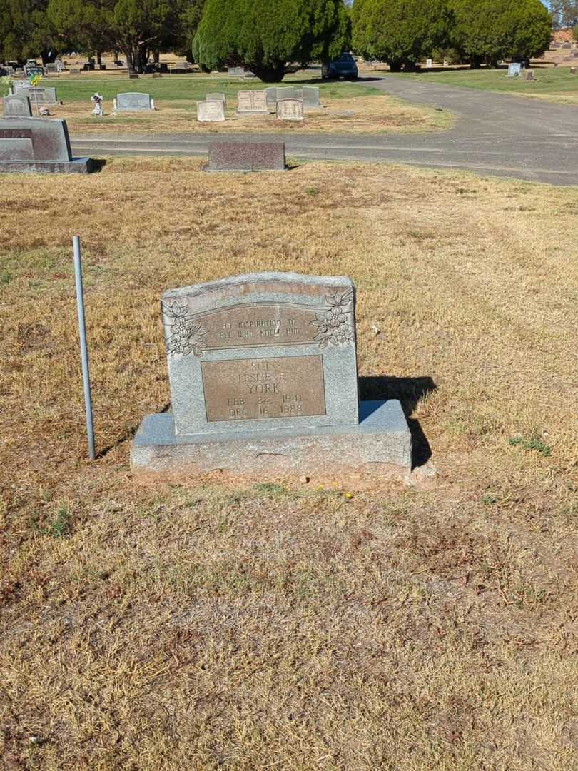 Leslie Eugene York's grave. Photo 2