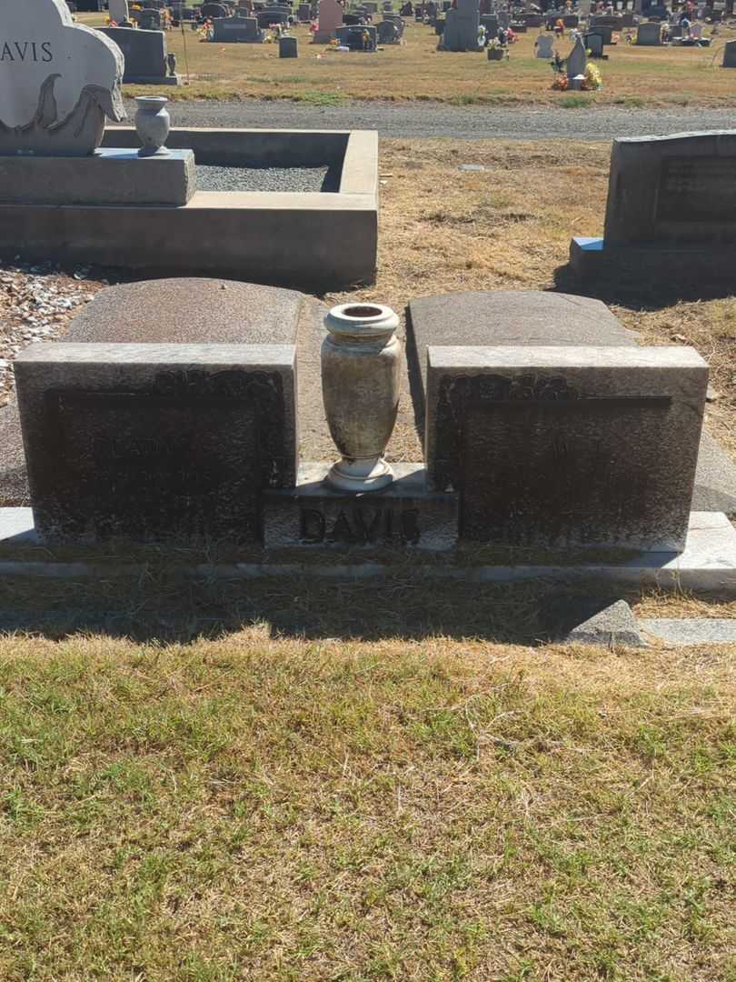 Gladys Lackey Davis's grave. Photo 2