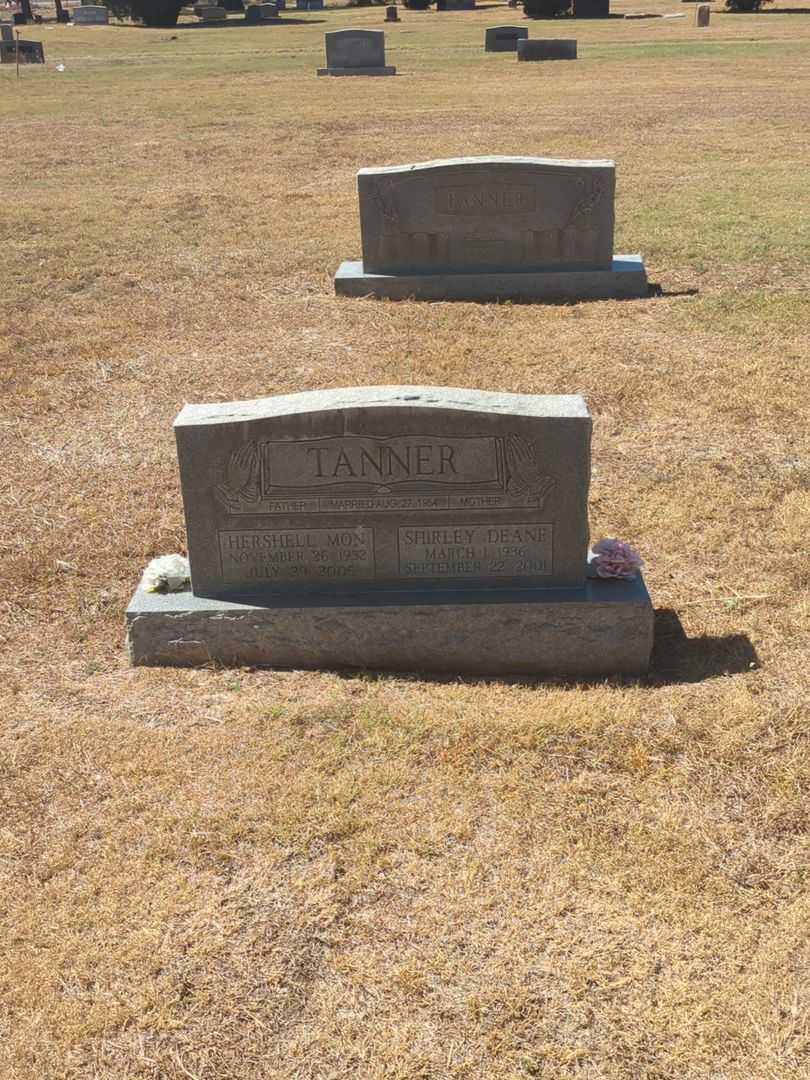 Hershel Mon Tanner's grave. Photo 1