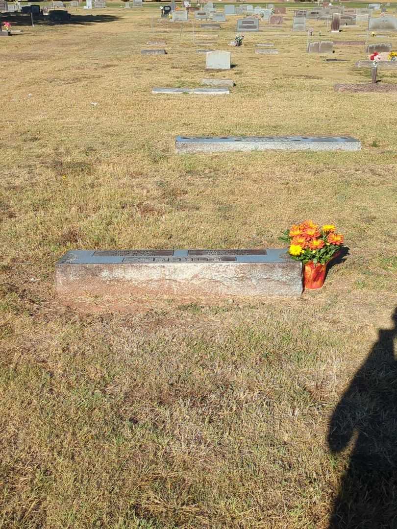 Clara Dale Roberts's grave. Photo 2