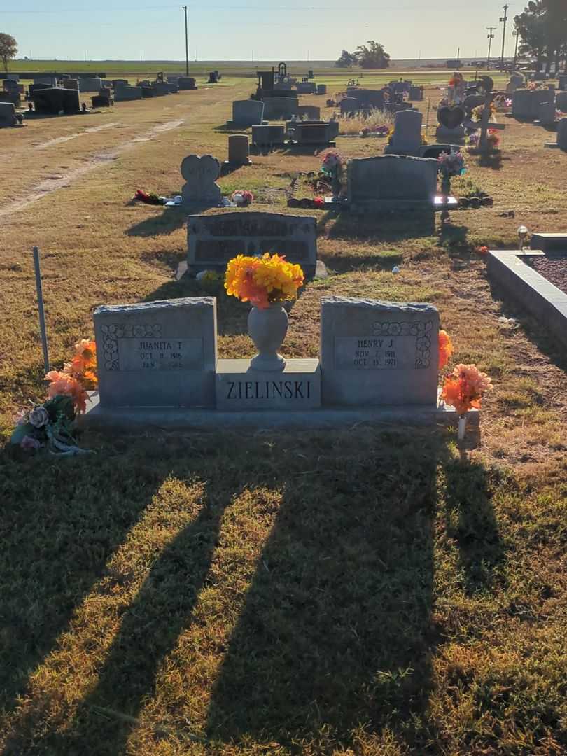 Juanita T. Zielinski's grave. Photo 2