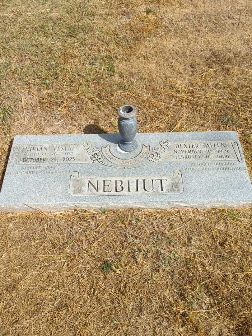 Vivian Vestal Nebhut's grave. Photo 1