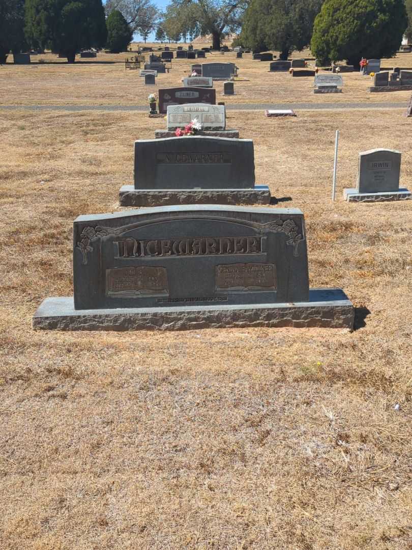 Geneva Famuliner Nicewarner's grave. Photo 1