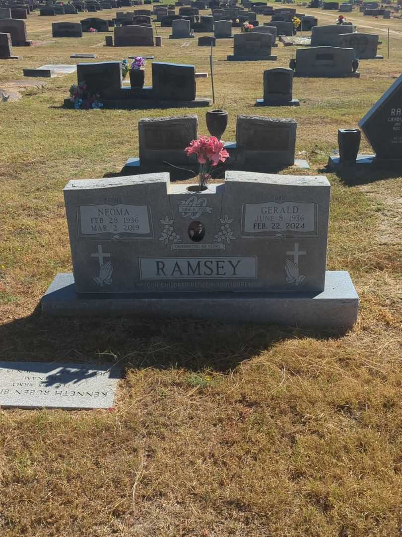 Neoma Stowe Ramsey's grave. Photo 2