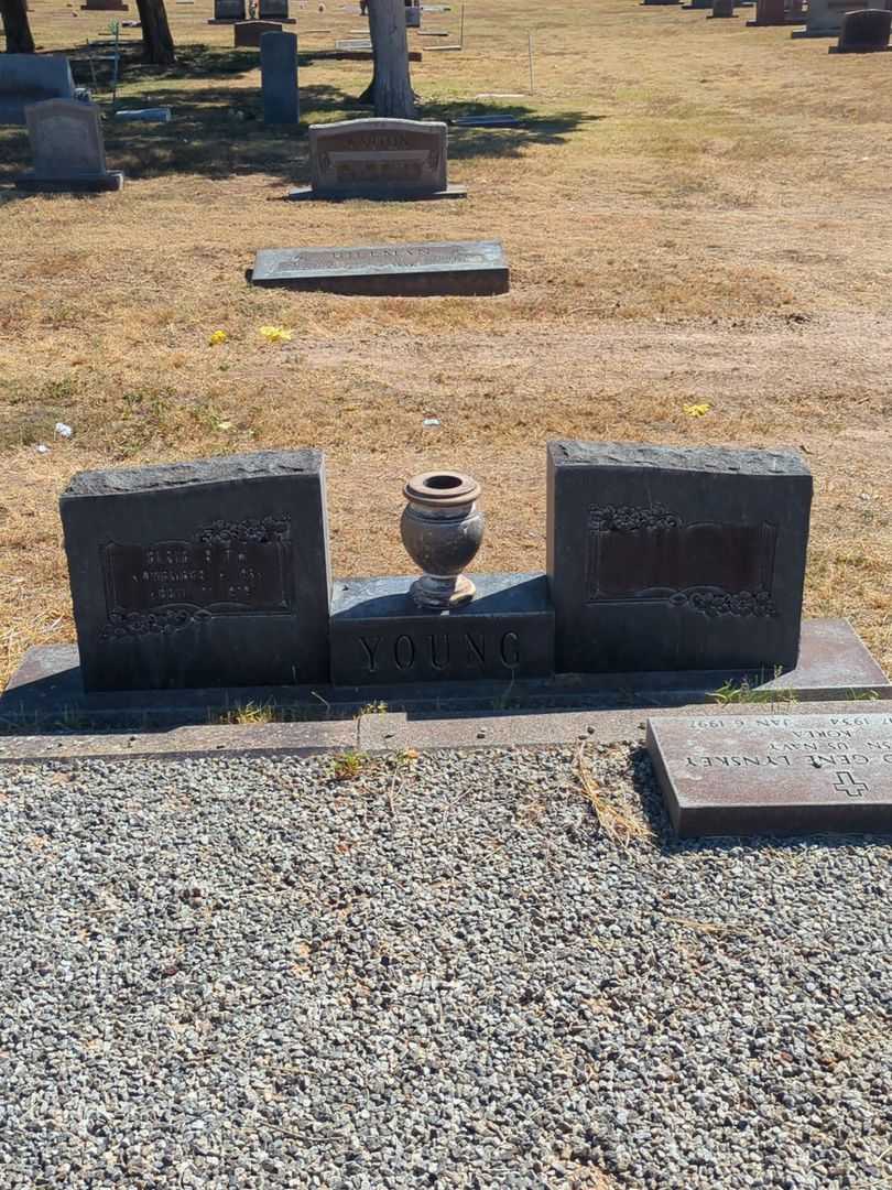 Elsie Ruth Young's grave. Photo 2