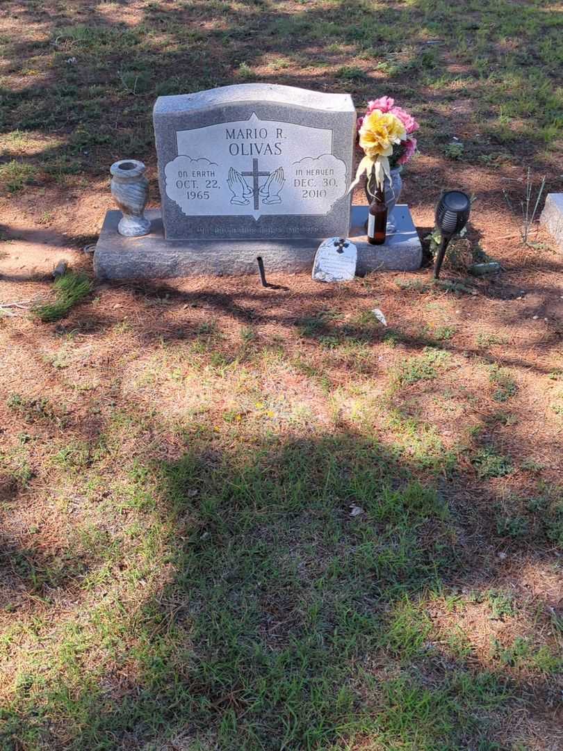Mario R. Olivas Senior's grave. Photo 2