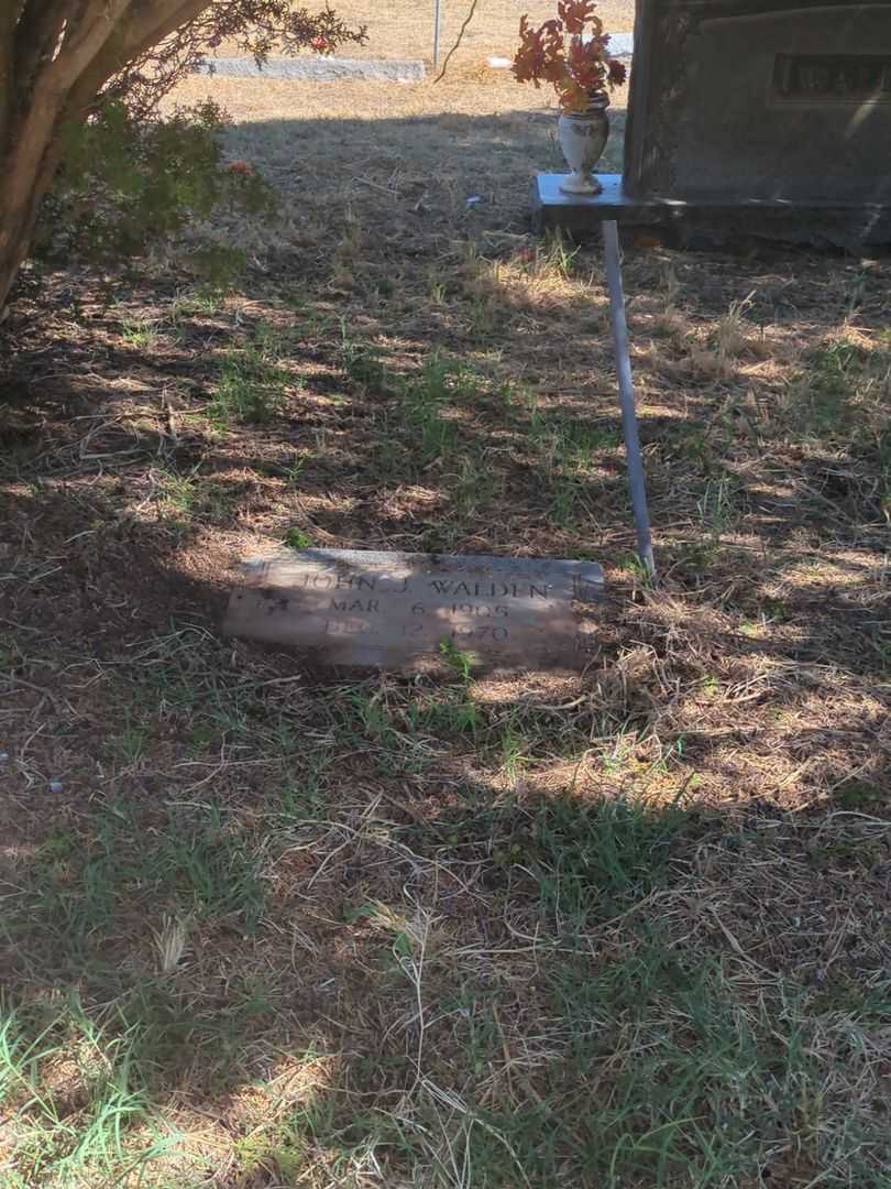 John J. Walden's grave. Photo 1