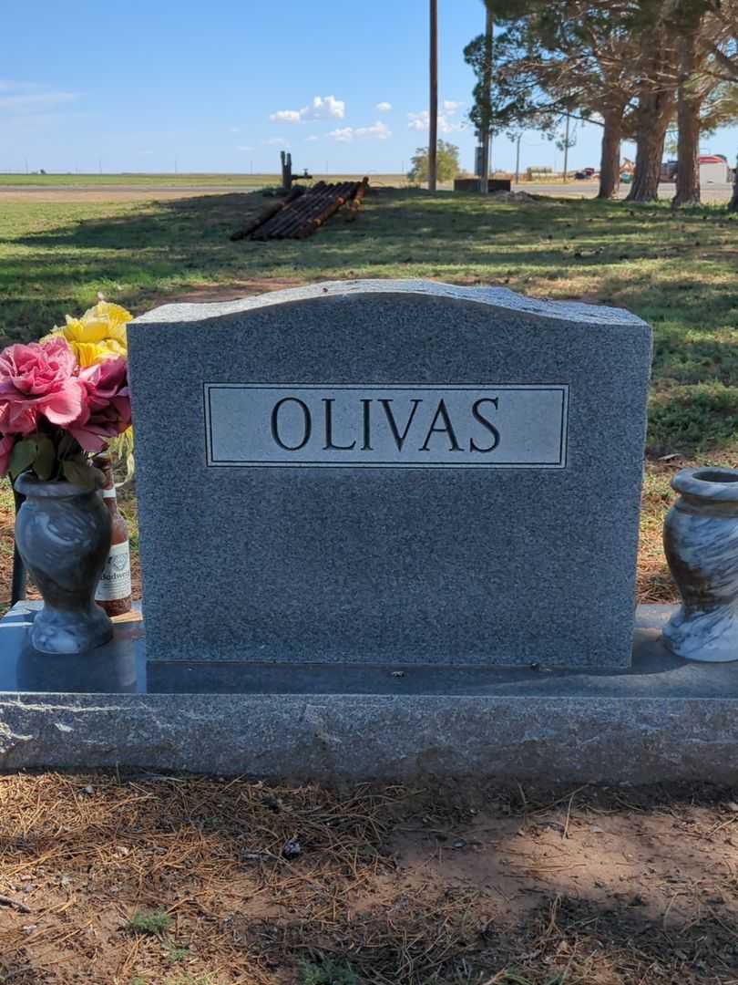 Mario R. Olivas Senior's grave. Photo 3