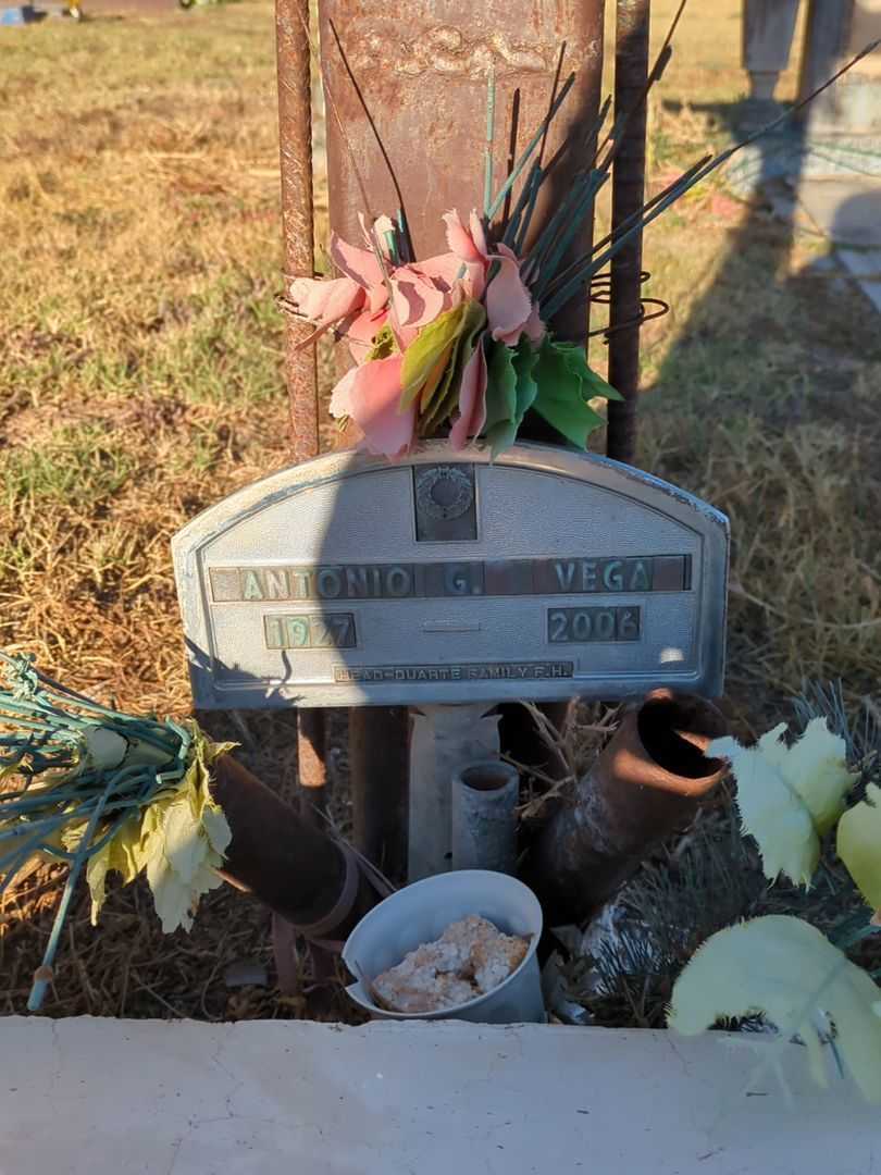 Antonio G. Vega's grave. Photo 1